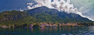 Como Gölü manzarası Kuzey İtalya 'nın Lombardiya bölgesindeki Alplerin eteklerindeki bir tekneden..