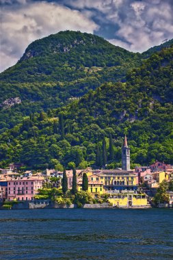Como Gölü manzarası Kuzey İtalya 'nın Lombardiya bölgesindeki Alplerin eteklerindeki bir tekneden..
