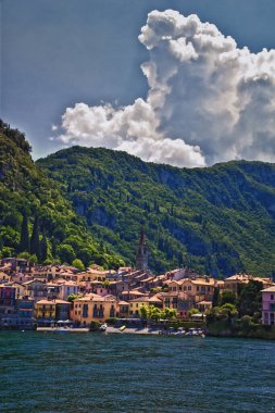 Como Gölü manzarası Kuzey İtalya 'nın Lombardiya bölgesindeki Alplerin eteklerindeki bir tekneden..