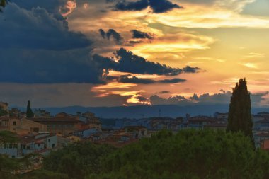 Floransa, gün batımında Piazzale Michelangelo 'dan, İtalya' nın Toskana bölgesinin başkenti, Duomo, Ponte Vecchio River Arno Rönesans Sanat ve Mimarlık Merkezi, İtalya. Avrupa.