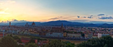 Floransa, gün batımında Piazzale Michelangelo 'dan, İtalya' nın Toskana bölgesinin başkenti, Duomo, Ponte Vecchio River Arno Rönesans Sanat ve Mimarlık Merkezi, İtalya. Avrupa.