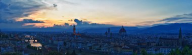 Floransa, gün batımında Piazzale Michelangelo 'dan, İtalya' nın Toskana bölgesinin başkenti, Duomo, Ponte Vecchio River Arno Rönesans Sanat ve Mimarlık Merkezi, İtalya. Avrupa.