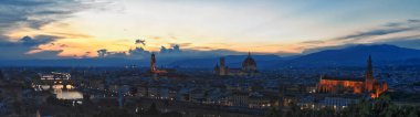 Floransa, gün batımında Piazzale Michelangelo 'dan, İtalya' nın Toskana bölgesinin başkenti, Duomo, Ponte Vecchio River Arno Rönesans Sanat ve Mimarlık Merkezi, İtalya. Avrupa.