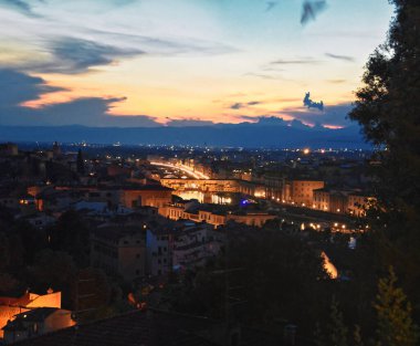 Floransa, gün batımında Piazzale Michelangelo 'dan, İtalya' nın Toskana bölgesinin başkenti, Duomo, Ponte Vecchio River Arno Rönesans Sanat ve Mimarlık Merkezi, İtalya. Avrupa.