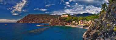 Cinque Terre, İtalyan Riviera kıyı şeridindeki sahil köylerinin yürüyüş parkurlarından manzara sunar. Liguria, İtalya, Avrupa. 2023 Yazı. 