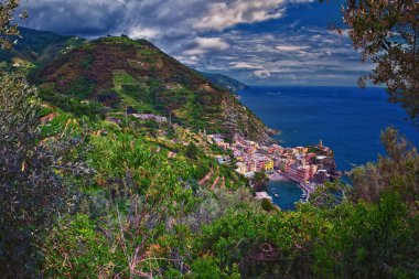 Cinque Terre, İtalyan Riviera kıyı şeridindeki sahil köylerinin yürüyüş parkurlarından manzara sunar. Liguria, İtalya, Avrupa. 2023 Yazı. 