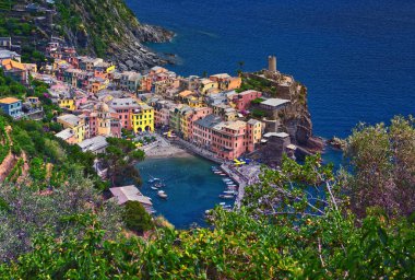 Cinque Terre, İtalyan Riviera kıyı şeridindeki sahil köylerinin yürüyüş parkurlarından manzara sunar. Liguria, İtalya, Avrupa. 2023 Yazı. 