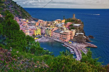 Cinque Terre, İtalyan Riviera kıyı şeridindeki sahil köylerinin yürüyüş parkurlarından manzara sunar. Liguria, İtalya, Avrupa. 2023 Yazı. 