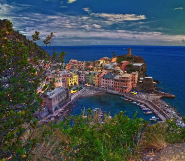 Cinque Terre, İtalyan Riviera kıyı şeridindeki sahil köylerinin yürüyüş parkurlarından manzara sunar. Liguria, İtalya, Avrupa. 2023 Yazı. 