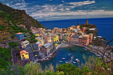Cinque Terre, İtalyan Riviera kıyı şeridindeki sahil köylerinin yürüyüş parkurlarından manzara sunar. Liguria, İtalya, Avrupa. 2023 Yazı. 