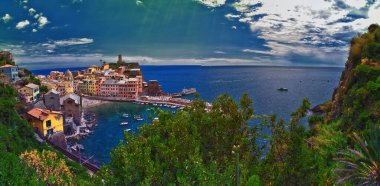 Cinque Terre, İtalyan Riviera kıyı şeridindeki sahil köylerinin yürüyüş parkurlarından manzara sunar. Liguria, İtalya, Avrupa. 2023 Yazı. 