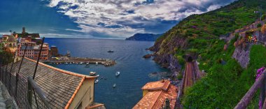 Cinque Terre, İtalyan Riviera kıyı şeridindeki sahil köylerinin yürüyüş parkurlarından manzara sunar. Liguria, İtalya, Avrupa. 2023 Yazı. 