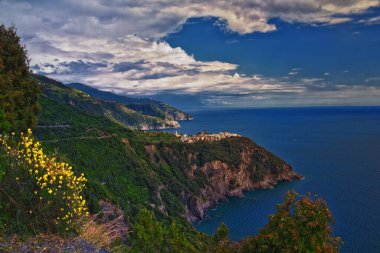 Cinque Terre, İtalyan Riviera kıyı şeridindeki sahil köylerinin yürüyüş parkurlarından manzara sunar. Liguria, İtalya, Avrupa. 2023 Yazı. 