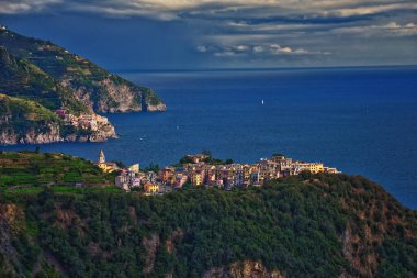 Cinque Terre, İtalyan Riviera kıyı şeridindeki sahil köylerinin yürüyüş parkurlarından manzara sunar. Liguria, İtalya, Avrupa. 2023 Yazı. 