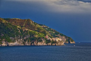 Cinque Terre, İtalyan Riviera kıyı şeridindeki sahil köylerinin yürüyüş parkurlarından manzara sunar. Liguria, İtalya, Avrupa. 2023 Yazı. 