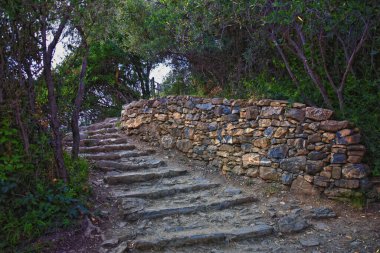 Cinque Terre, İtalyan Riviera kıyı şeridinde sahil köyleri boyunca yürüyüş parkurları görüyor. Liguria, İtalya, Avrupa. 2023 Yazı. 