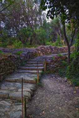 Cinque Terre, İtalyan Riviera kıyı şeridinde sahil köyleri boyunca yürüyüş parkurları görüyor. Liguria, İtalya, Avrupa. 2023 Yazı. 