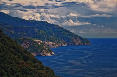 Cinque Terre Akdeniz şehri boyunca İtalyan Riviera kıyı şeridi boyunca yürüyüş yapar. Liguria, İtalya, Avrupa. 2023 Yazı. 