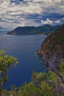 Cinque Terre Akdeniz şehri boyunca İtalyan Riviera kıyı şeridi boyunca yürüyüş yapar. Liguria, İtalya, Avrupa. 2023 Yazı. 