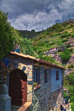 Cinque Terre Akdeniz şehri boyunca İtalyan Riviera kıyı şeridi boyunca yürüyüş yapar. Liguria, İtalya, Avrupa. 2023 Yazı. 