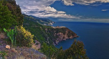 Cinque Terre Akdeniz şehri boyunca İtalyan Riviera kıyı şeridi boyunca yürüyüş yapar. Liguria, İtalya, Avrupa. 2023 Yazı. 