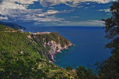 Cinque Terre Akdeniz şehri boyunca İtalyan Riviera kıyı şeridi boyunca yürüyüş yapar. Liguria, İtalya, Avrupa. 2023 Yazı. 