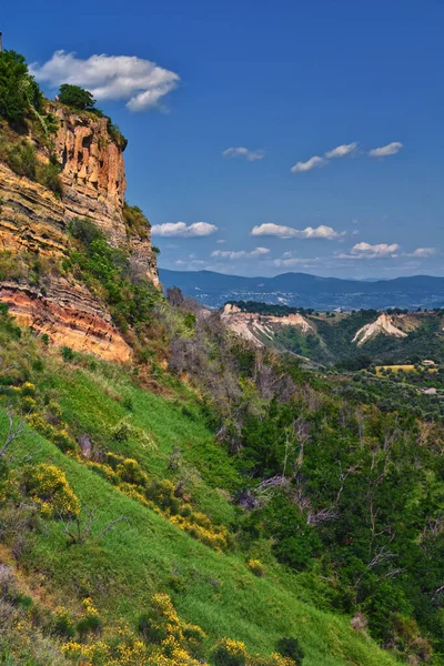 Civita di Bagnoregio komünü, kasaba ve İtalya 'nın Lazio bölgesindeki Viterbo ili çevresindeki manzara manzarası, 2023