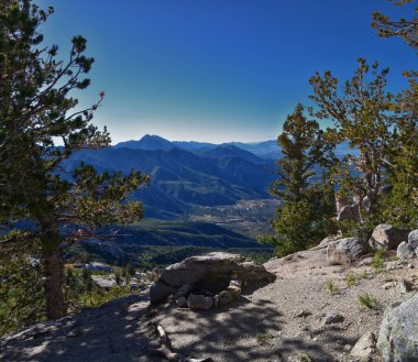 Lone Peak ve çevresindeki manzara Jacobs Merdiven Yürüyüş Yolu, Lone Peak Wilderness, Wasatch Rocky Dağları, Utah, ABD.