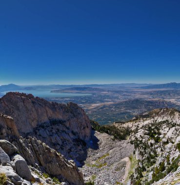 Lone Peak ve çevresindeki manzara Jacobs Merdiven Yürüyüş Yolu, Lone Peak Wilderness, Wasatch Rocky Dağları, Utah, ABD.