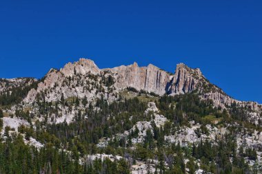 Lone Peak ve çevresindeki manzara Jacobs Merdiven Yürüyüş Yolu, Lone Peak Wilderness, Wasatch Rocky Dağları, Utah, ABD.