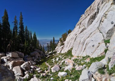 Lone Peak yürüyüş yolu manzarası ve Jacobs Merdiveni, Wasatch Rocky Dağları, Utah, ABD.