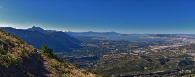 Lone Peak ve çevre manzara manzarası, Jacobs Merdiven yürüyüş yolu, Lone Peak Wilderness, Wasatch Rocky Dağları, Utah, ABD. 2023