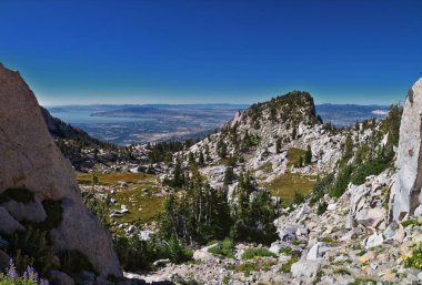 Lone Peak ve çevre manzara manzarası, Jacobs Merdiven yürüyüş yolu, Lone Peak Wilderness, Wasatch Rocky Dağları, Utah, ABD. 2023