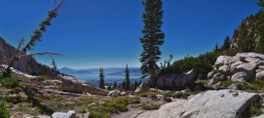 Lone Peak ve çevre manzara manzarası, Jacobs Merdiven yürüyüş yolu, Lone Peak Wilderness, Wasatch Rocky Dağları, Utah, ABD. 2023