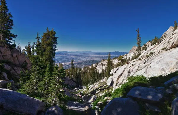 Lone Peak ve çevre manzara manzarası, Jacobs Merdiven yürüyüş yolu, Lone Peak Wilderness, Wasatch Rocky Dağları, Utah, ABD. 2023