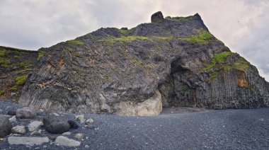 Reynisfjara siyah kumlu plajı İzlanda Okyanusu 'nun güney kıyısında, bazalt sütunlarında ve dramatik Reynisdrangar deniz yığınlarında bulundu. İzlanda, Avrupa.