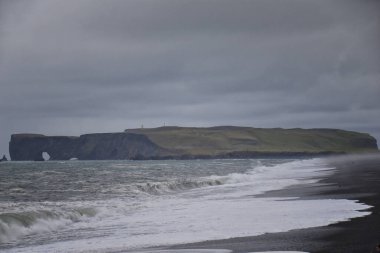 Reynisfjara siyah kumlu plajı İzlanda Okyanusu 'nun güney kıyısında, bazalt sütunlarında ve dramatik Reynisdrangar deniz yığınlarında bulundu. İzlanda, Avrupa.