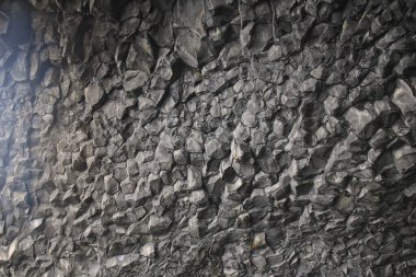 Reynisfjara siyah kumlu plajı İzlanda Okyanusu 'nun güney kıyısında, bazalt sütunlarında ve dramatik Reynisdrangar deniz yığınlarında bulundu. İzlanda, Avrupa.