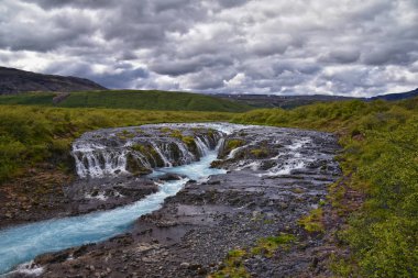 Bruarfoss ya da Bridge Falls, küçük gizli şelale mavi renk, İzlanda 'nın en mavi şelalesi, Bruara nehri boyunca. Altın Çember Güney İzlanda