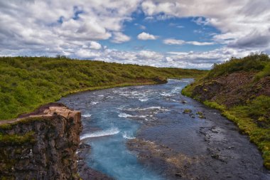 Bruarfoss ya da Bridge Falls, küçük gizli şelale mavi renk, İzlanda 'nın en mavi şelalesi, Bruara nehri boyunca. Altın Çember Güney İzlanda