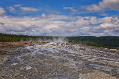 Büyük Geysir ve Strokkur gayzer Altın Çember Güneybatı İzlanda, Haukadalur vadisi Laugarfjall lav kubbesi, Avrupa.