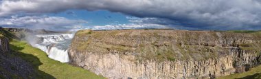 Gullfoss Şelaleleri, Hvt nehrindeki Golden Falls gökkuşağı, Güneybatı İzlanda 'daki turistik eğlence merkezi Altın Daire Yolu, İskandinavya, Avrupa.