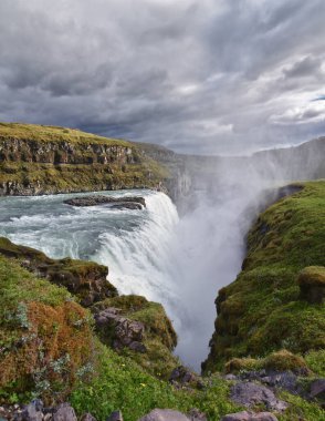 Gullfoss Şelaleleri, Hvt nehrindeki Golden Falls gökkuşağı, Güneybatı İzlanda 'daki turistik eğlence merkezi Altın Daire Yolu, İskandinavya, Avrupa.
