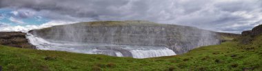 Gullfoss Şelaleleri, Hvt nehrindeki Golden Falls gökkuşağı, Güneybatı İzlanda 'daki turistik eğlence merkezi Altın Daire Yolu, İskandinavya, Avrupa.