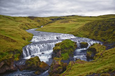 Hestavaosfoss, Fosstorufoss, Steinbogafoss şelaleleri Skogafoss şelalesinin yukarısında yaz 2024 İzlanda, İskandinavya 'nın güney kıyıları, Avrupa.