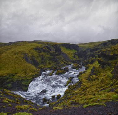 Hestavaosfoss, Fosstorufoss, Steinbogafoss şelaleleri Skogafoss şelalesinin yukarısında yaz 2024 İzlanda, İskandinavya 'nın güney kıyıları, Avrupa.