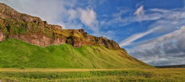 2024 yazında Gljfrabi de dahil olmak üzere günbatımında Seljalandsfoss Şelalesi Halka Yolu İzlanda, İskandinavya, Avrupa.