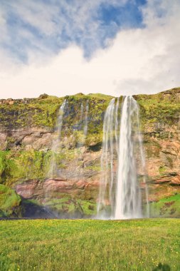 2024 yazında Gljfrabi de dahil olmak üzere günbatımında Seljalandsfoss Şelalesi Halka Yolu İzlanda, İskandinavya, Avrupa.