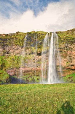 2024 yazında Gljfrabi de dahil olmak üzere günbatımında Seljalandsfoss Şelalesi Halka Yolu İzlanda, İskandinavya, Avrupa.