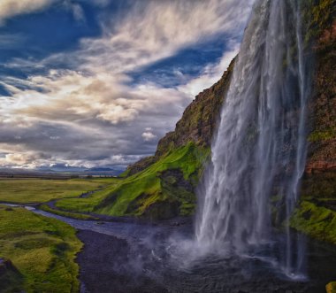 2024 yazında Gljfrabi de dahil olmak üzere günbatımında Seljalandsfoss Şelalesi Halka Yolu İzlanda, İskandinavya, Avrupa.